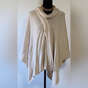 Creme color poncho